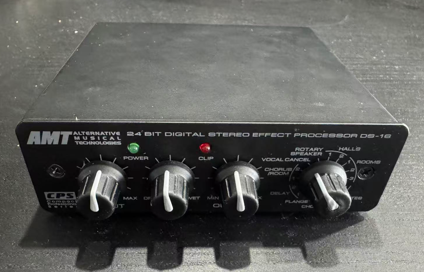 DS-16 true-stereo 24-bit 48 kHz digital effects processor
